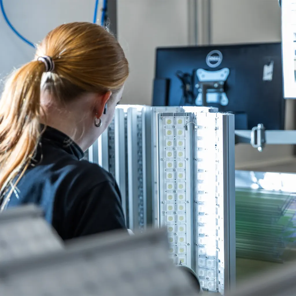 Coworker at Aluwave with luminaires