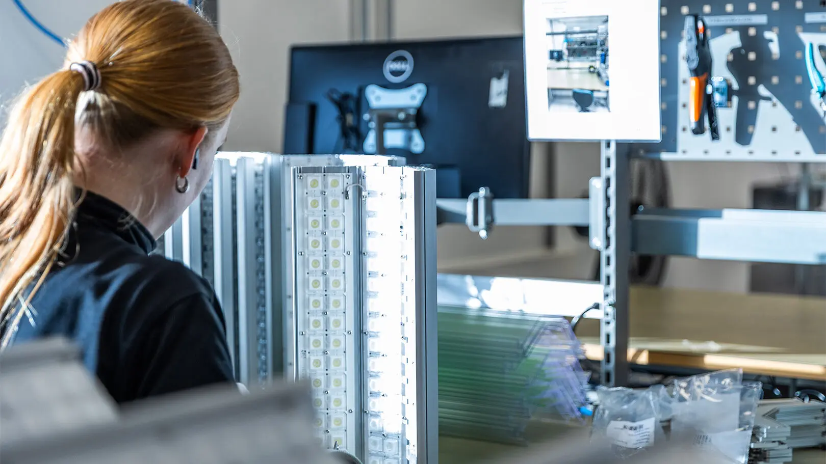 Coworker at Aluwave with luminaire